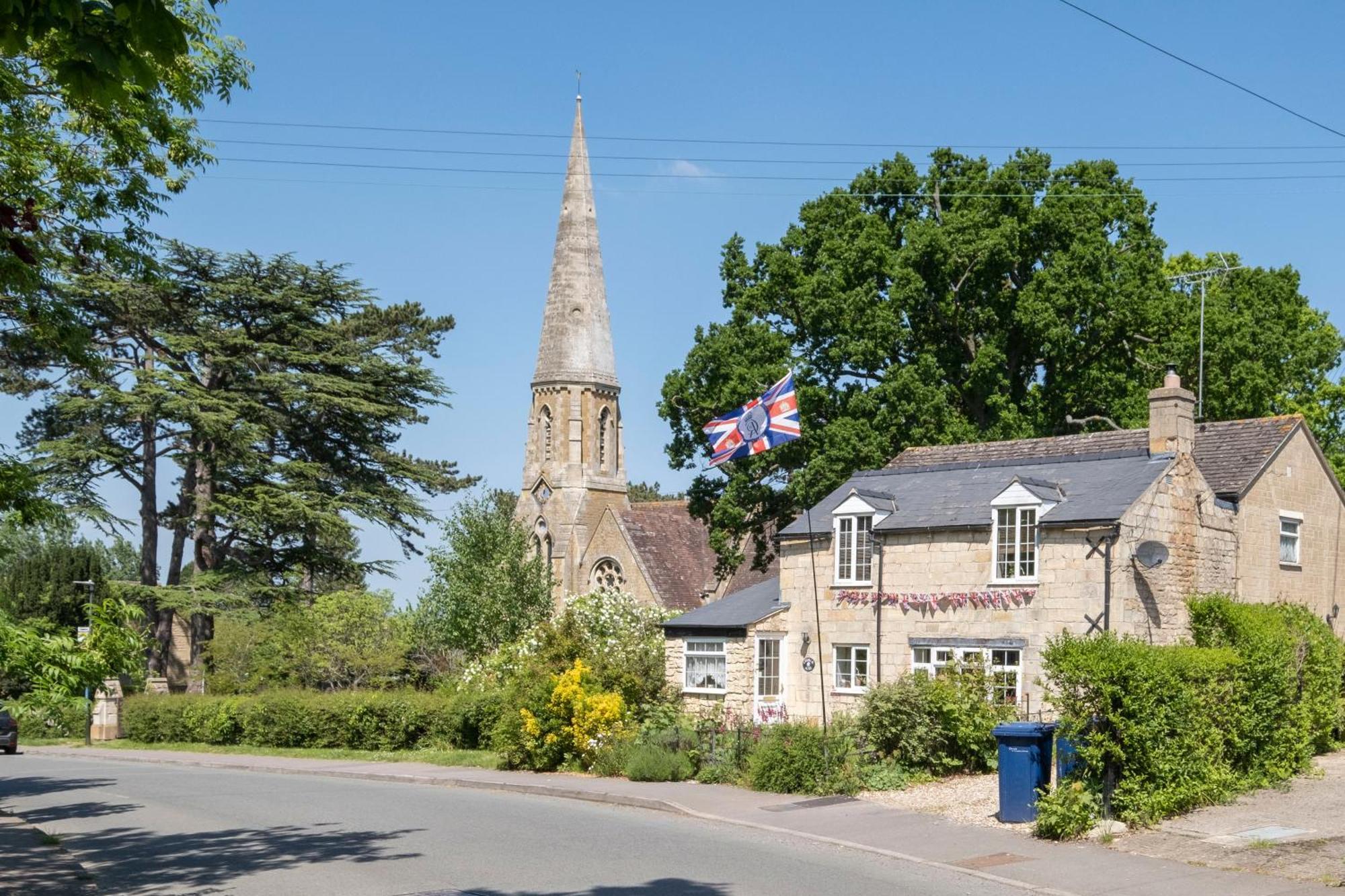 Stunning 3 Bed 2 Bath Detached Village Home Cheltenham Esterno foto